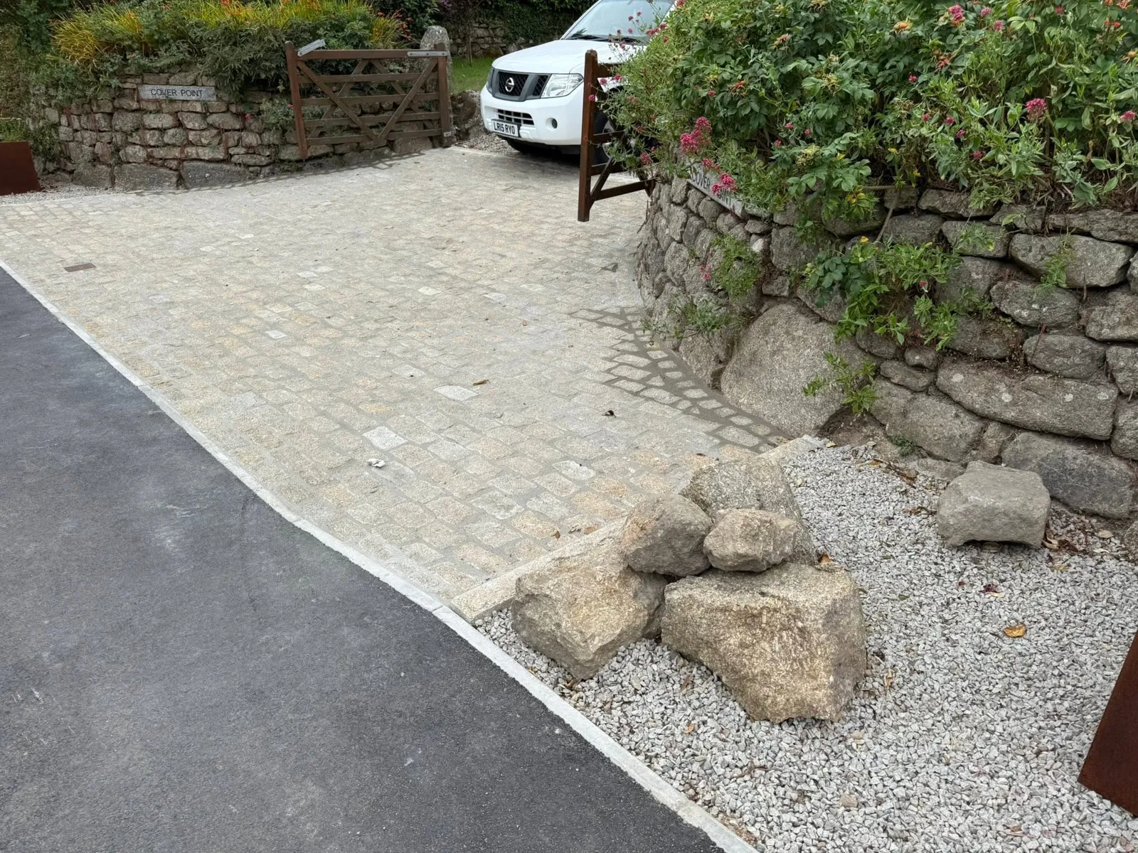 Sett apron with boulders and gravel