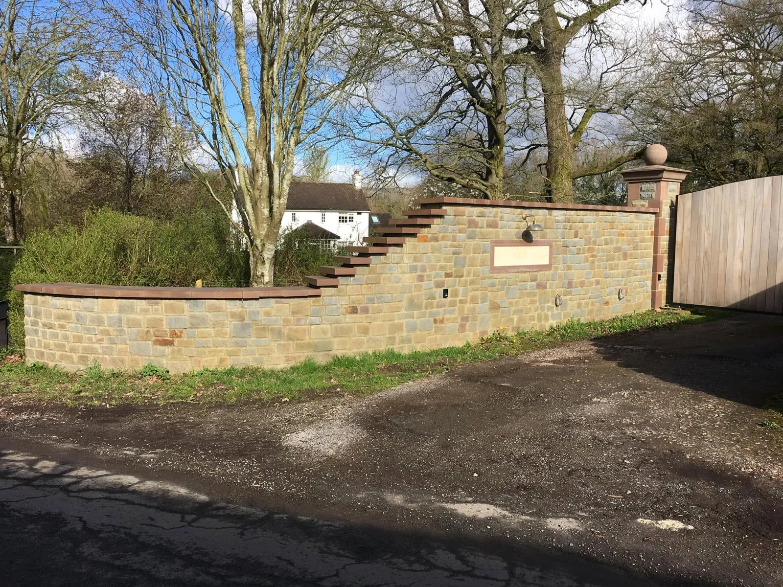 Entrance wall with a stepped top