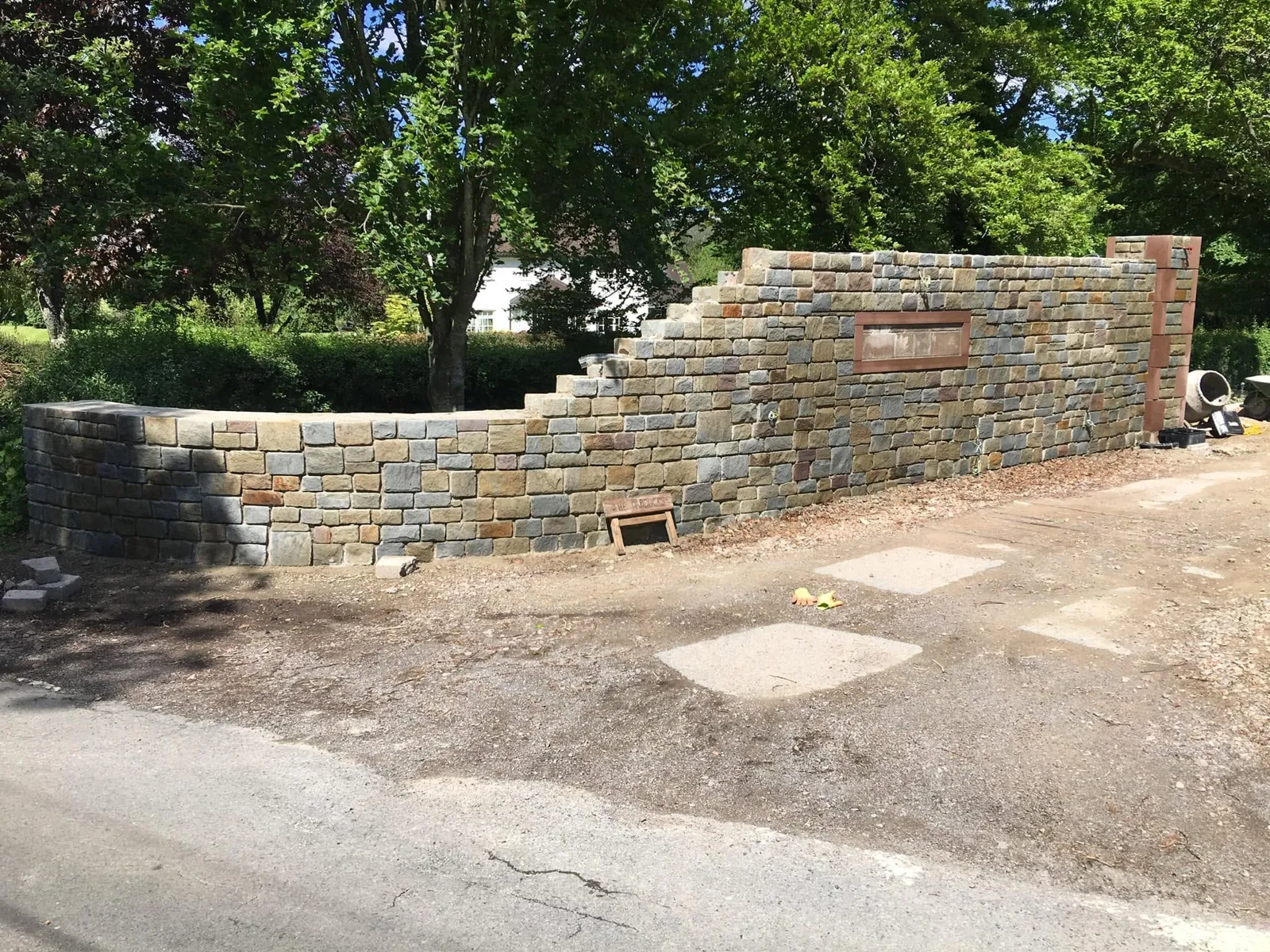 Curved entrance wall in natural stone
